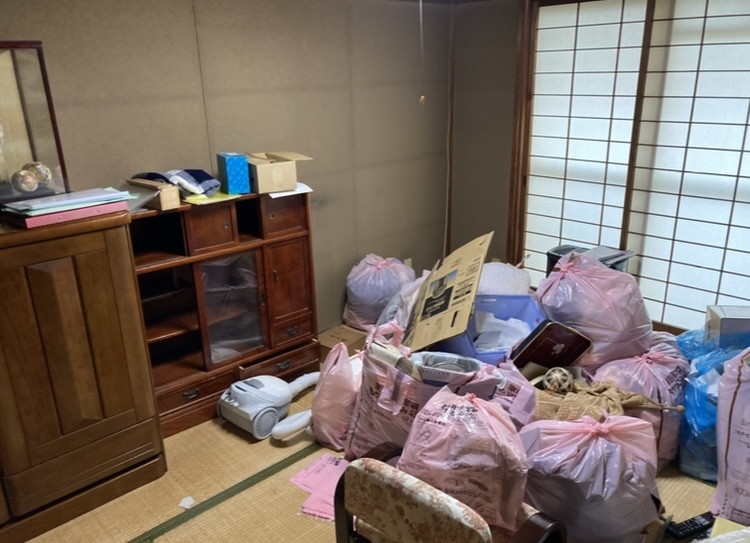 松江市内のアパート退去時の片付けに伴う不用品回収の作業実績例