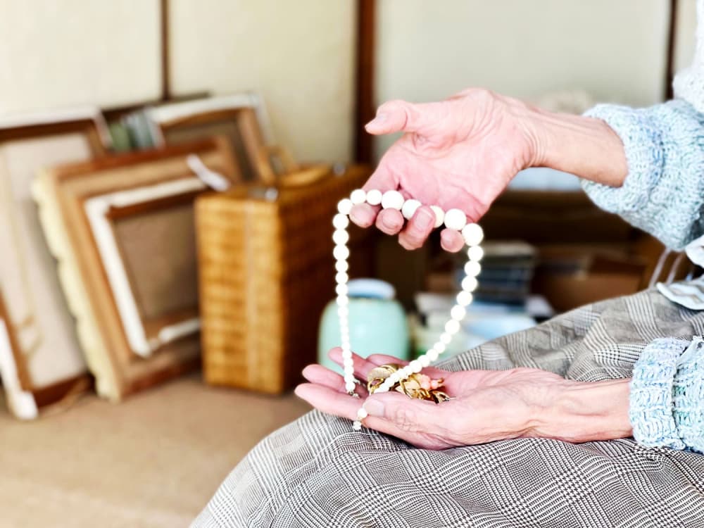 遺品整理で捨ててはいけないものとは? 誤って処分しないための方法も解説