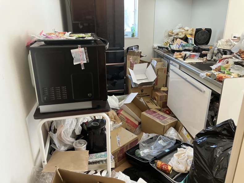 ごみ屋敷整理に伴う不用品回収作業前