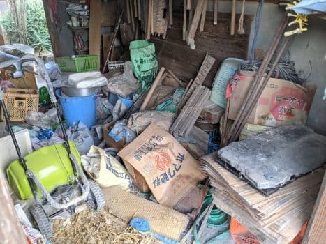高松市で納屋の片付けの作業前