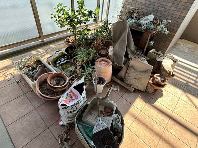 2024.07.16
【高松市 T様】マンション工事に伴うベランダの植木鉢など不用品回収の作業事例