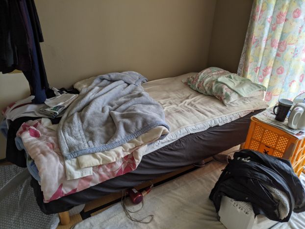 高松市市営住宅の遺品整理　寝室の作業前