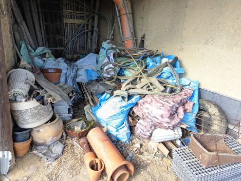 物置小屋と外回りの不用品回収の作業事例