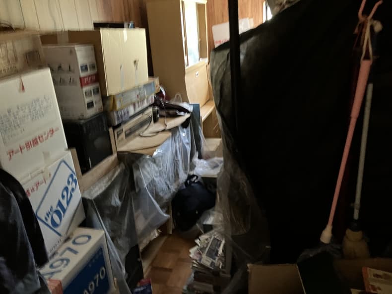 ゴミ屋敷清掃に伴う2トン車7台分の不用品回収作業前