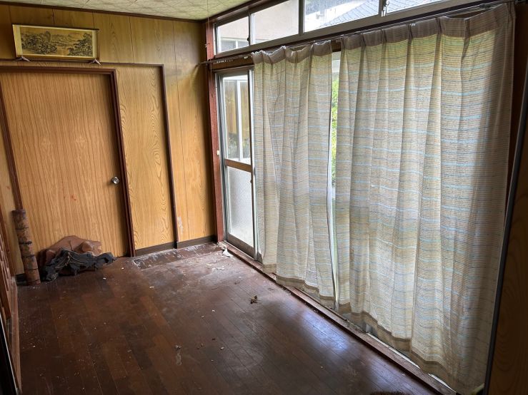 断捨離に伴う家具や家電の回収作業後