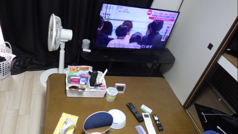 益田市のT様宅の作業前(机、テレビ台)