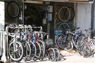 自転車の販売店や修理店に引き取りを依頼する