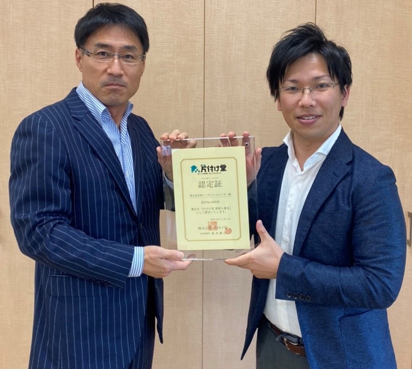 左:株式会社新川リサイクルセンター 代表取締役 牧野 正剛 社長(片付け堂黒部入善店)